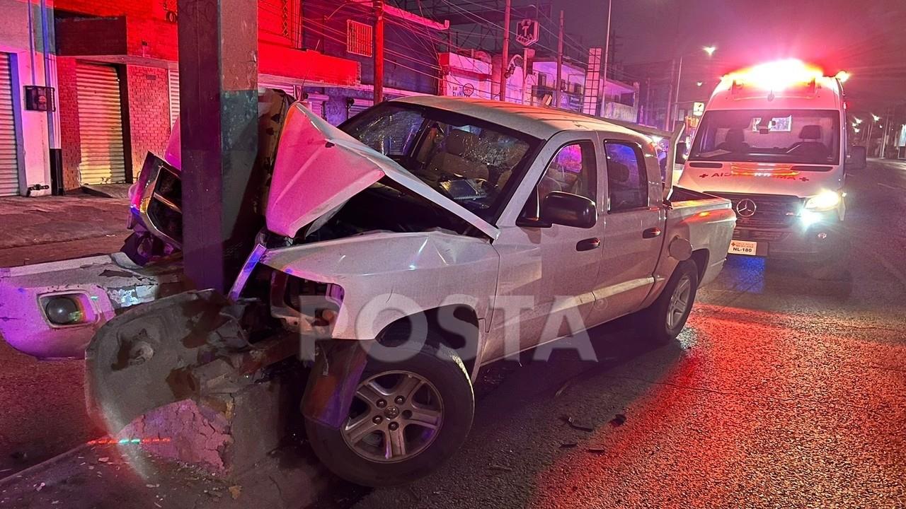 El choque ocurrió sobre la avenida Manuel L. Barragán, en circulación de norte a sur, a la altura de la calle Martín Carrera, en la colonia Hidalgo, del municipio de Monterrey. Foto: Raymundo Elizalde