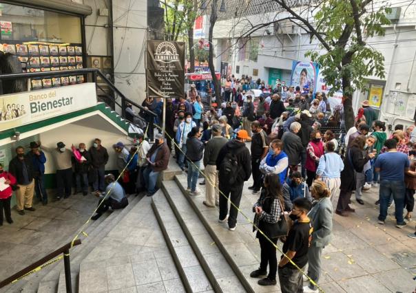 Buscan adultos mayores cobrar su pensión entre filas y desinformación