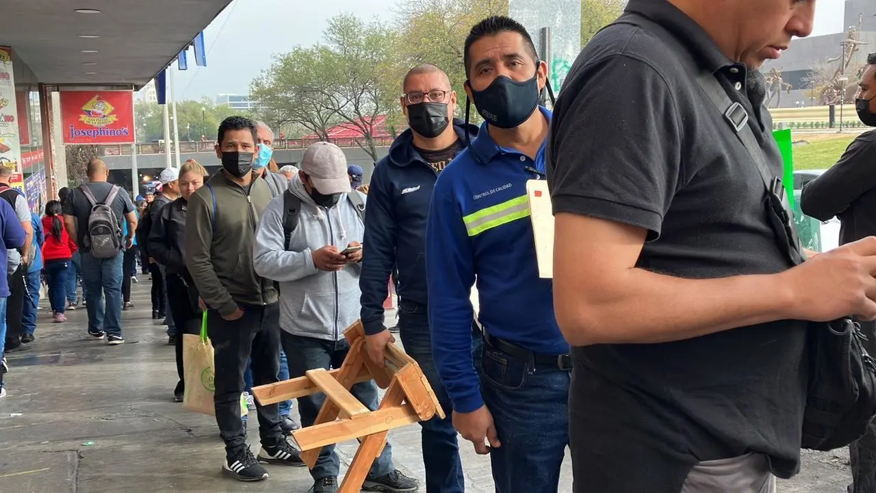 Ante fallas en sitio web, siguen largas filas en Infonavit