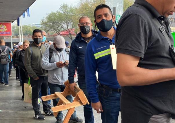 Ante fallas en sitio web, siguen largas filas en Infonavit