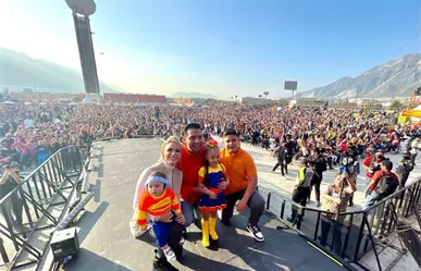 Disfrutan miles de familias Día de Reyes en Santa Catarina con Bely y Beto