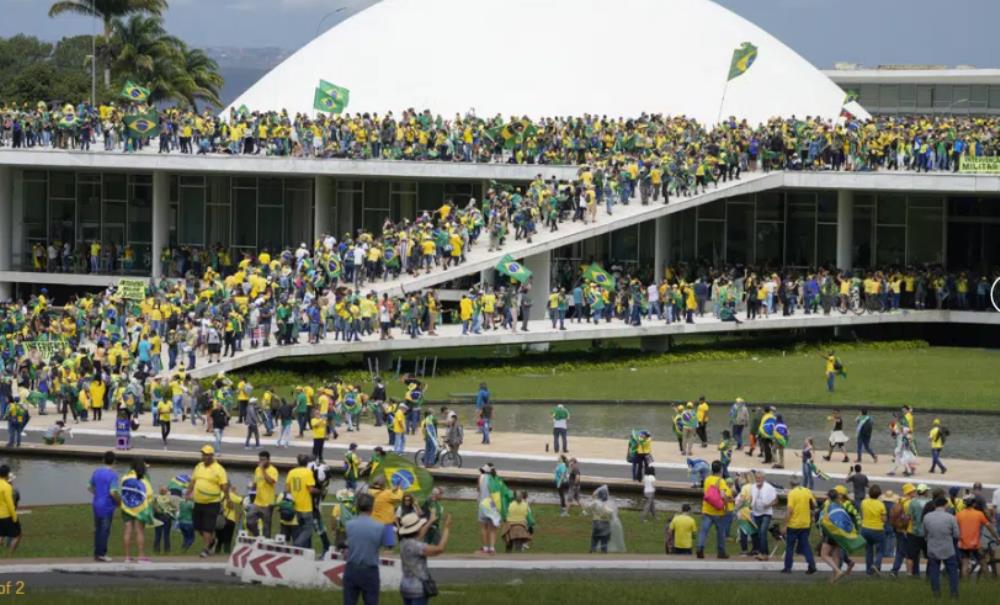 Partidarios de Bolsonaro asaltan el Congreso de Brasil. FOTO: AP