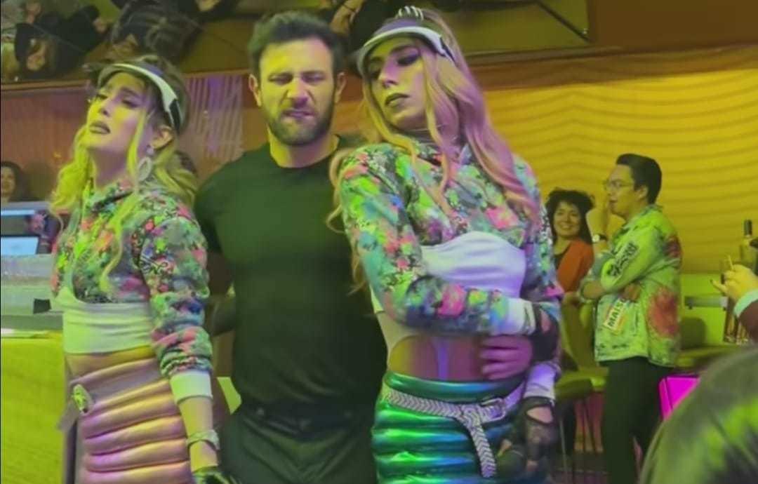 VIDEO: Protagoniza Carlos Ferro candente escena con actriz trans y drag queen