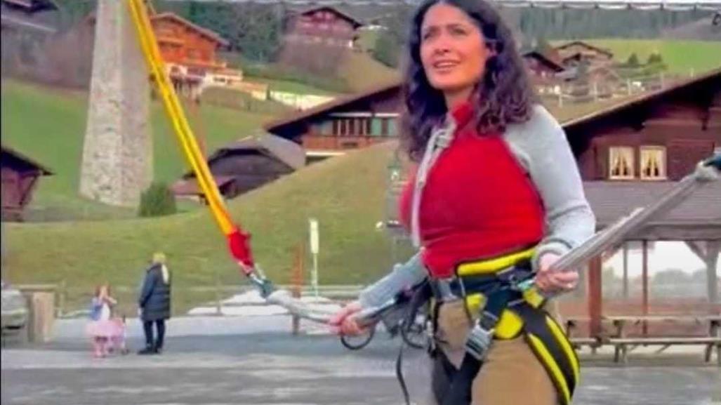 VIDEO: ¡Cómo una niña! Salma Hayek se divierte en un trampolín
