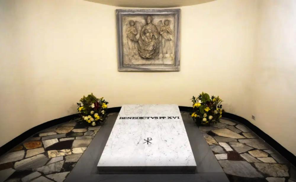 La tumba del papa emérito Benedicto XVI dentro de la Basílica de San Pedro en el Vaticano. (AP Foto/Gregorio Borgia)