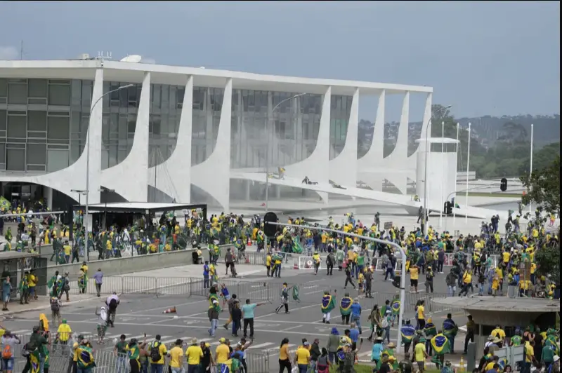 Brasil busca castigar a los que atacaron edificios oficiales. FOTO: (AP/ Eraldo Peres)