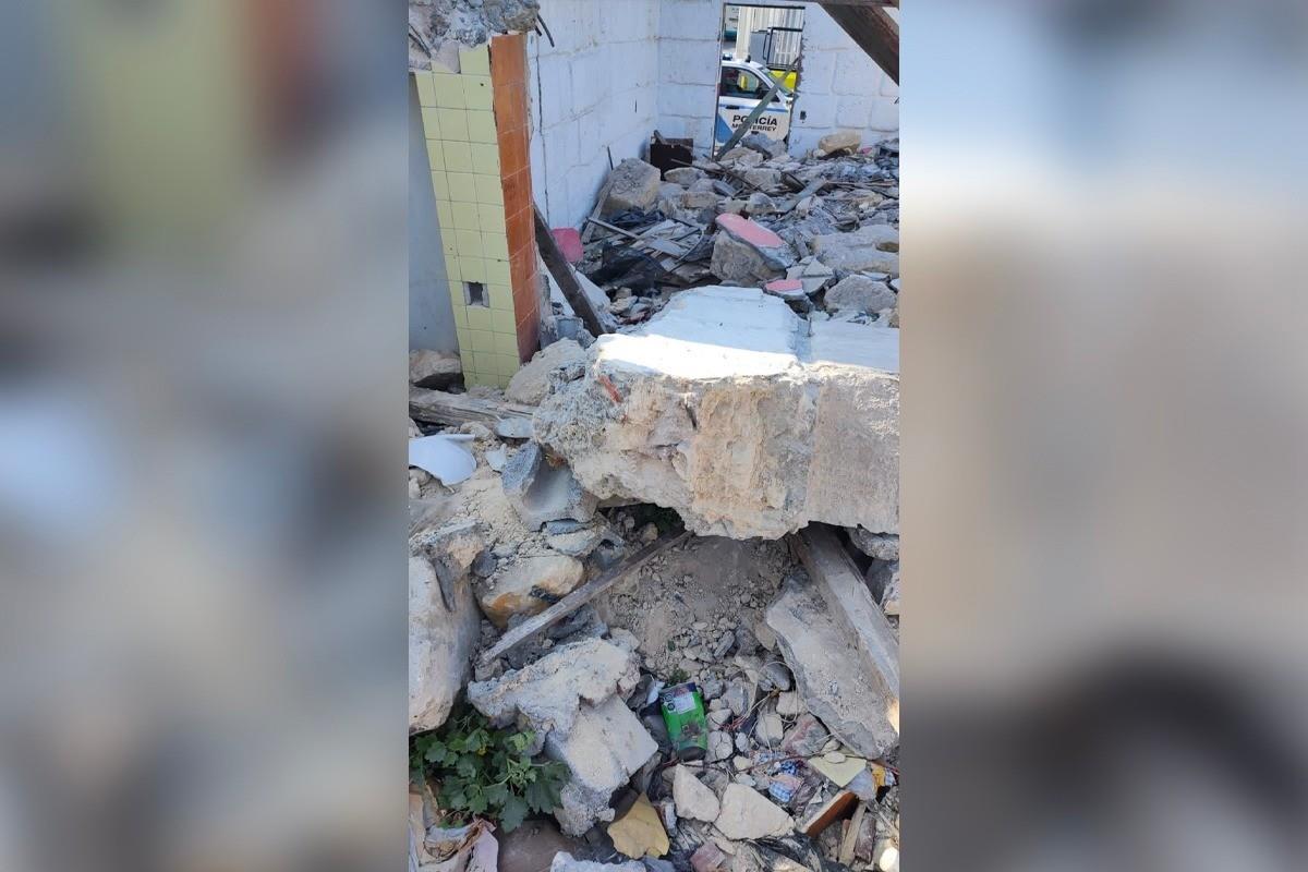 Mujer queda atrapada en escombros al caer una barda en Monterrey