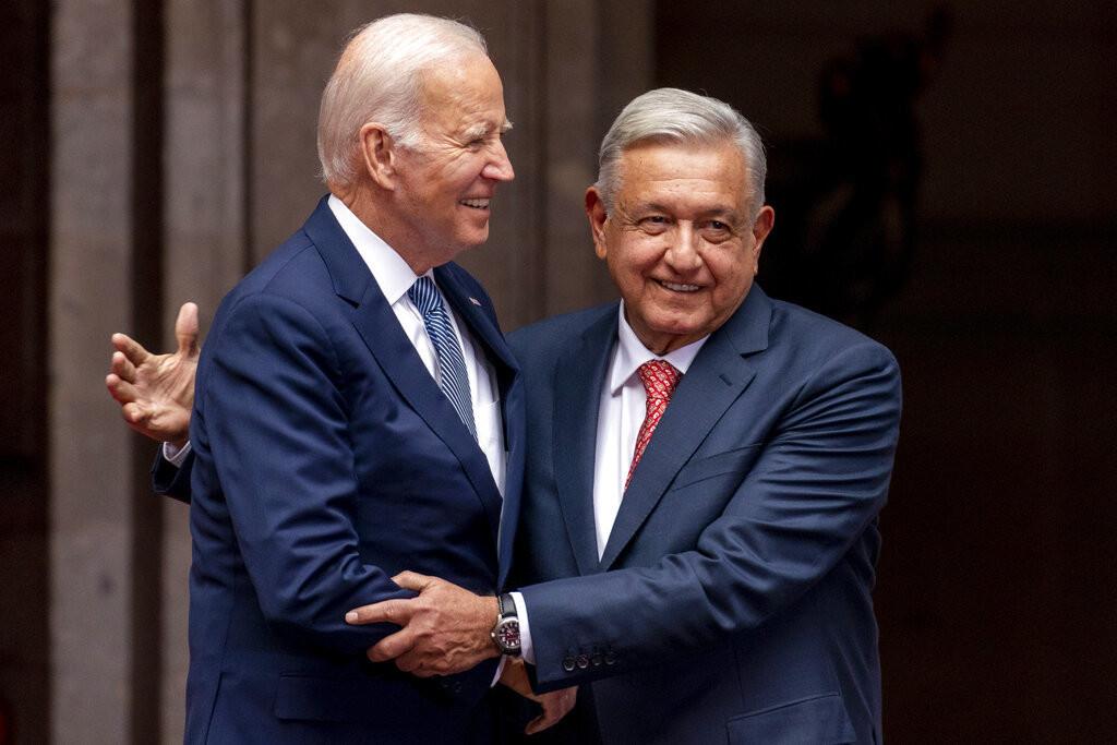 El presidente de Estados Unidos, Joe Biden, es recibido por el presidente de México, Andrés Manuel López Obrador, a su llegada al Palacio Nacional en Ciudad de México, México, el lunes 9 de enero de 2023. (AP Foto/Andrew Harnik)