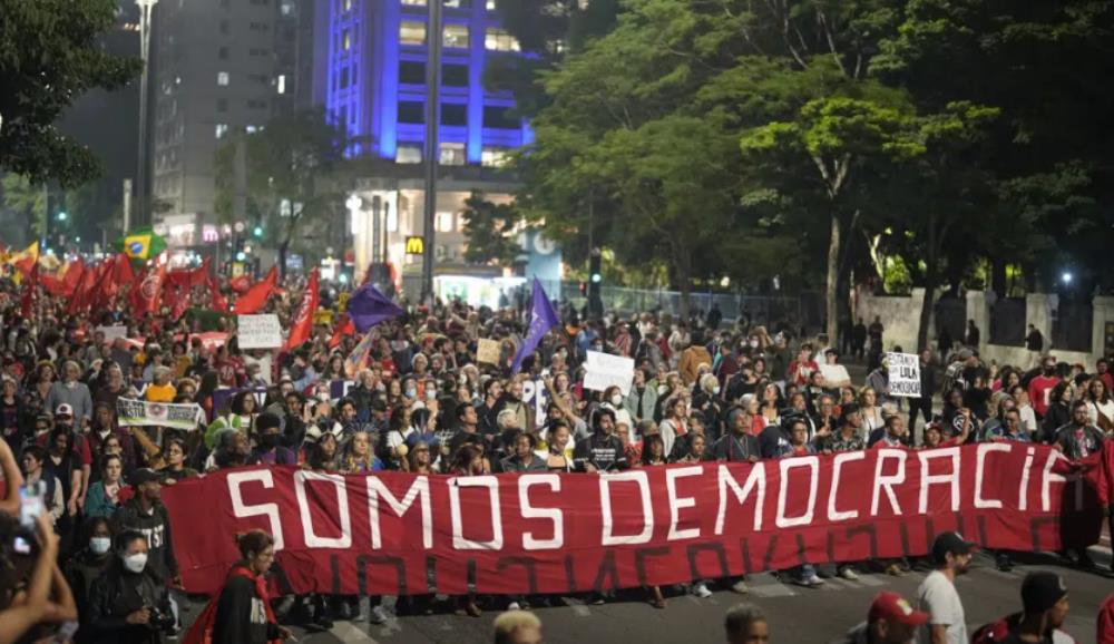 Manifestantes marchan durante una protesta para reclamar la protección de la democracia del país, en Sao Paulo, Brasil. (AP Foto/Andre Penner)