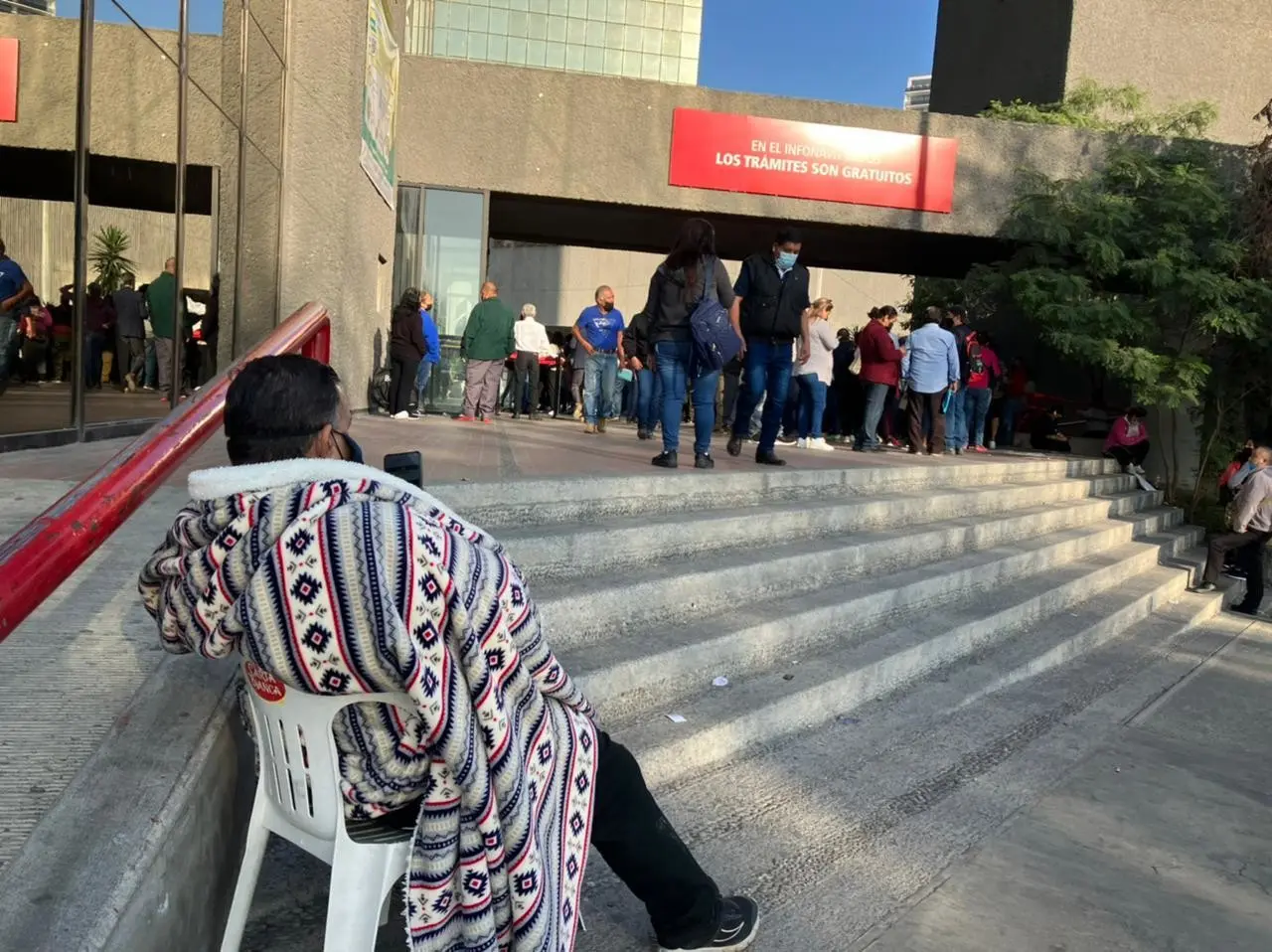 Cientos de personas se han concentrado en las oficinas del Infonavit. FOTO. Carolina León