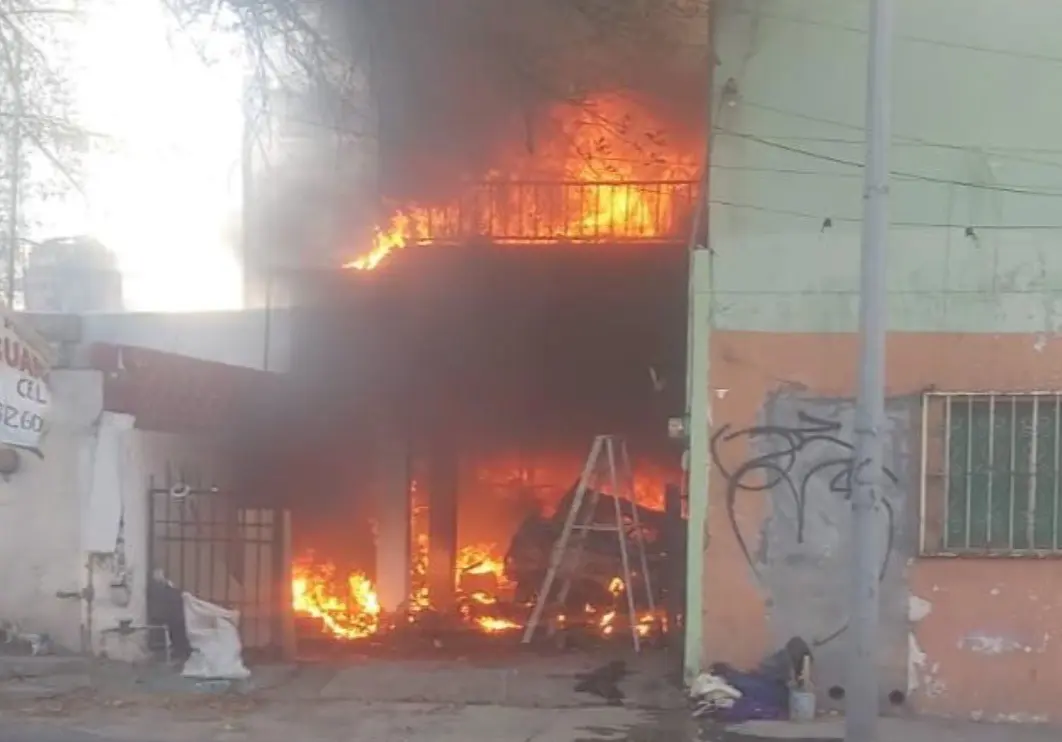Consume incendio casa habitación del centro de Monterrey