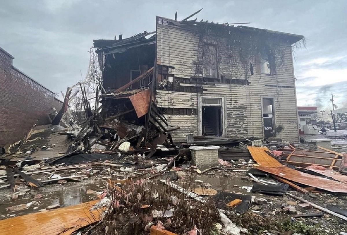 Varias casas móviles fueron lanzadas al aire y al menos 12 personas resultaron heridas lo suficientemente graves como para ser trasladadas a hospitales por los servicios de emergencia. @micaela_poetry