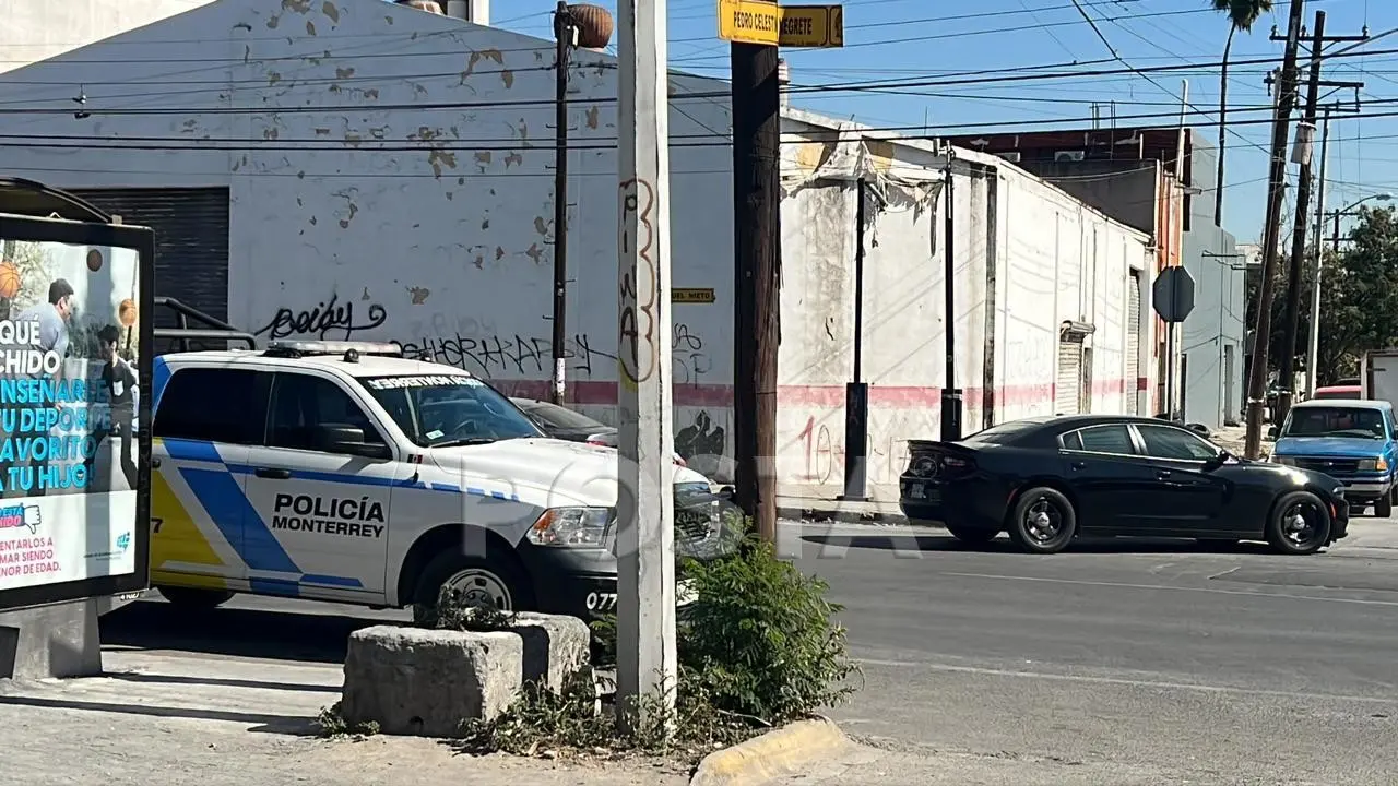 Una patrulla de la Policía de Monterrey fue atacada con una bomba molotov en la calle Pedro Celestino Negrete, de la colonia Industrial. Foto: Raymundo Elizalde