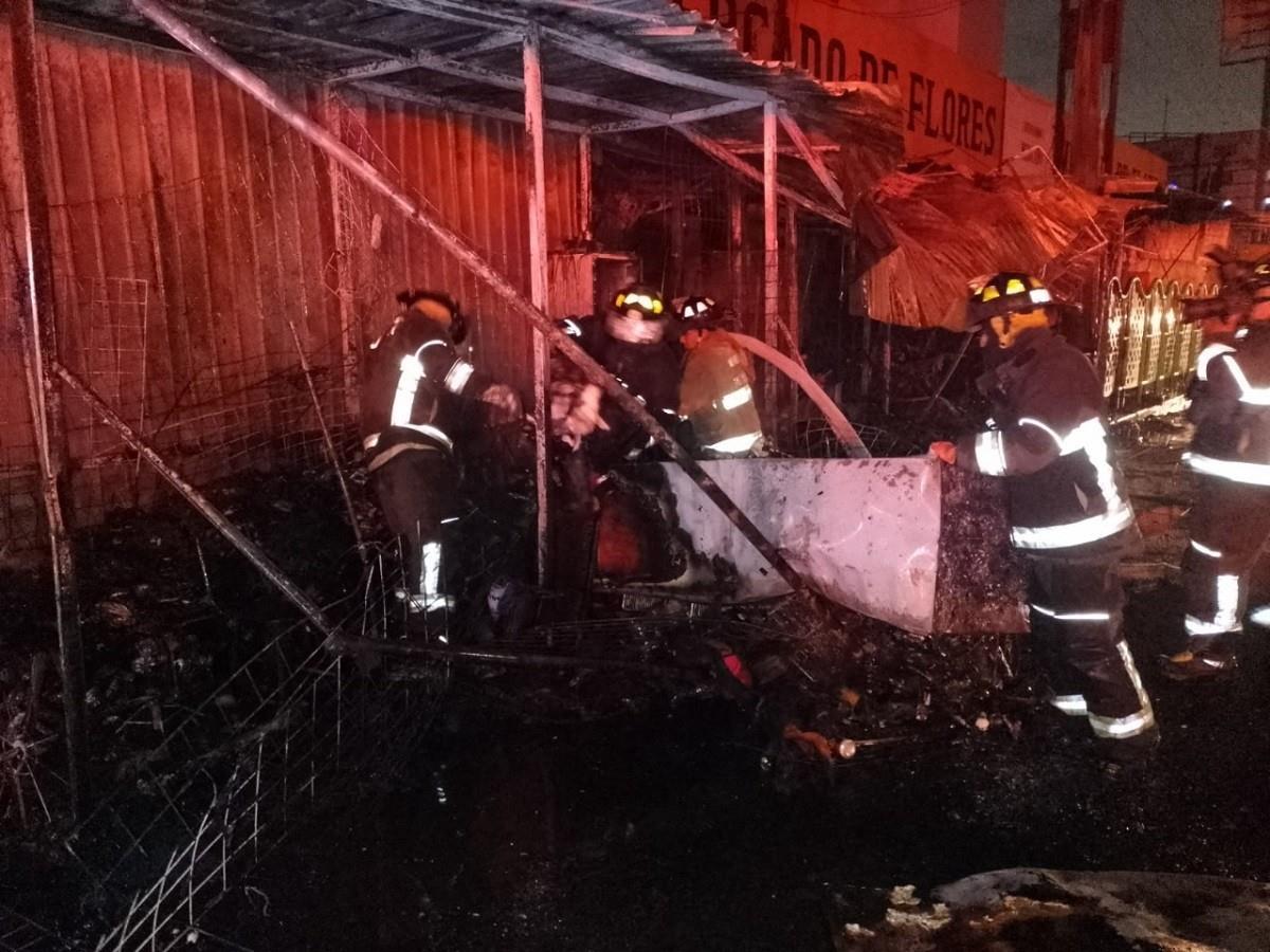 Un incendio arrasó con 12 puestos semifijos al exterior del Mercado de las Flores, en la zona de La Merced, en la alcaldía Cuauhtémoc, en la Ciudad de México; no hay lesionados. Foto: Twitter @SGIRPC_CDMX