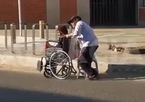 Con amor todo se puede: Abuelito sin pierna empuja silla de ruedas de su esposa