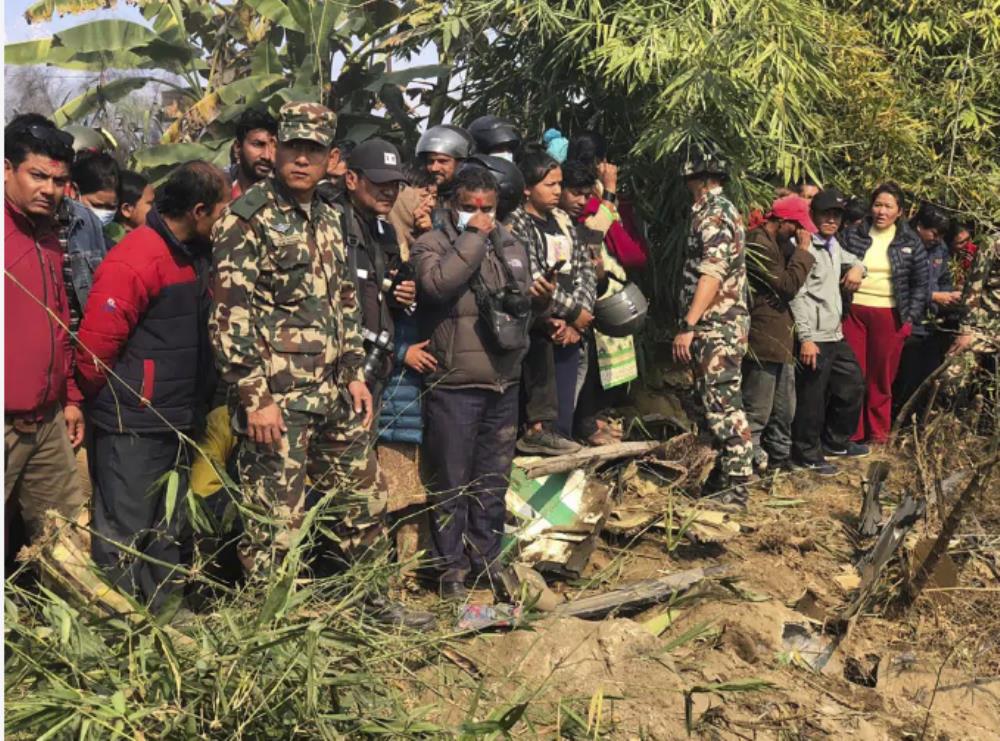 Mueren 68 personas al estrellarse un avión en Nepal. FOTO: AP