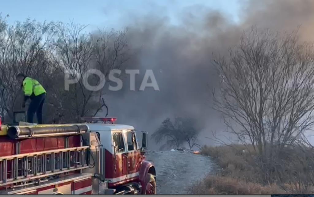 Consume incendio tiradero de plástico en un terreno baldío en Escobedo