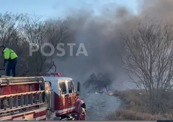 Consume incendio tiradero de plástico en un terreno baldío en Escobedo