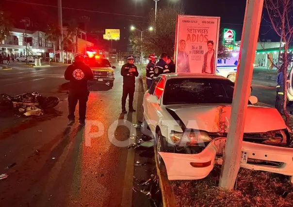 Conductor atropella a motociclista al salir de centro comercial; hay 3 heridos