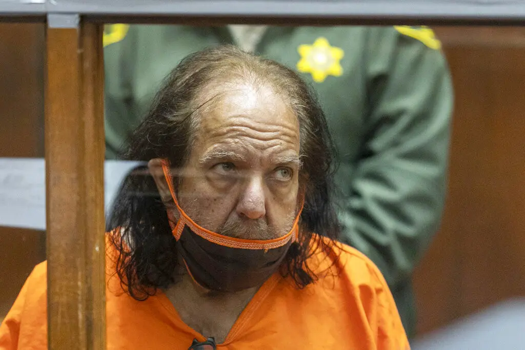 El actor porno Ron Jeremy comparece para su acusación formal por cargos de violación y agresión sexual, el 26 de junio de 2020, en el Centro de Justicia Penal Clara Shortridge Foltz, en Los Ángeles. (David McNew/Pool Photo via AP, Archivo)