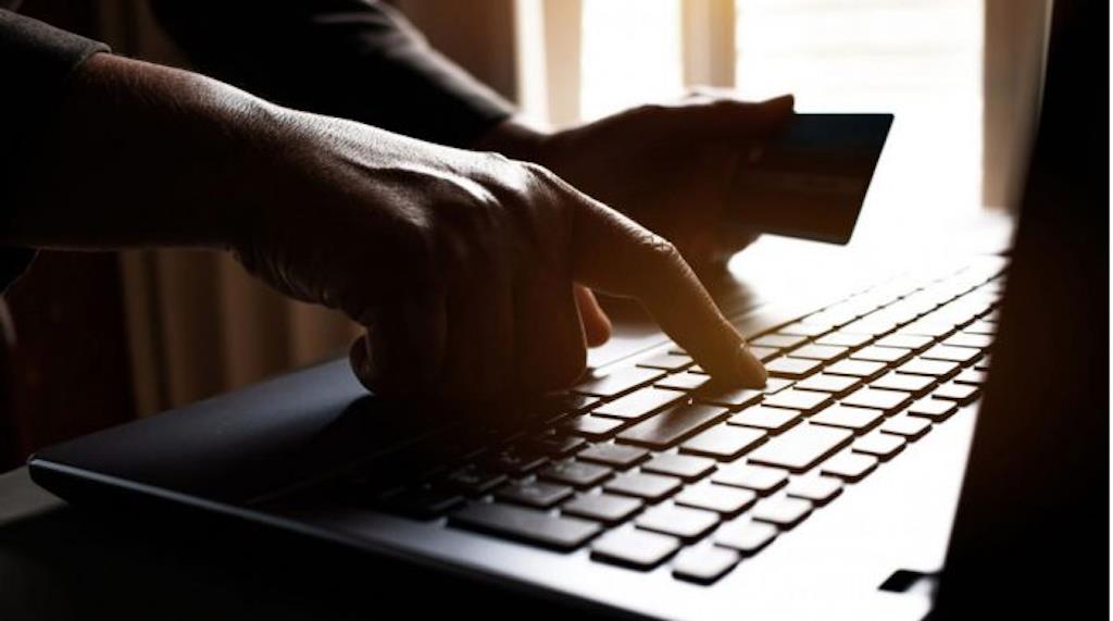Un hombre estafó a mujeres mayores al enamorarlas por internet. FOTO: dplnews