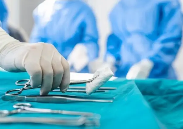 Operan a mujer de la vesícula, muere y en funeraria les entregan unas tijeras