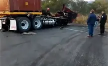 Cierran carretera Victoria-Monterrey por choque de tráileres; hay un muerto Cierran carretera Victoria-Monterrey por choque de tráileres; hay un muerto