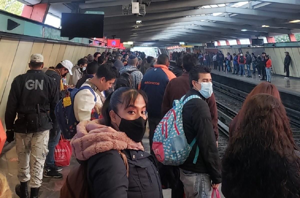 El Sistema de Transporte Colectivo Metro de la Ciudad de México reportó una persona arrollada en las vías de la Línea 4. Foto: Twitter @BettzyBazur