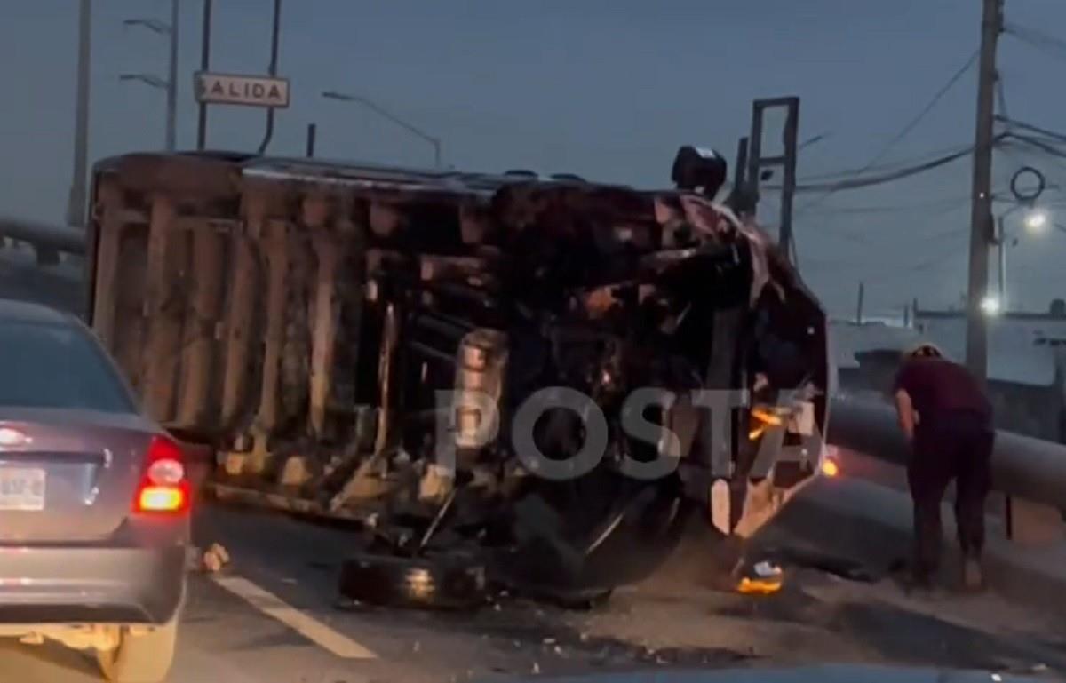 Una camioneta de una empresa de fletes volcó sobre el Libramiento Noroeste, del municipio de Escobedo. Foto: Raymundo Elizalde