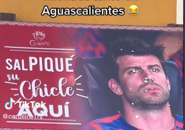 SalPIQUÉ su chicle aquí: ciudadanos pegan su chicle en cara de Gerard Piqué
