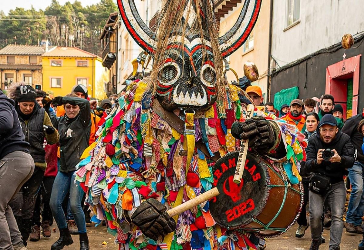 El Jarramplas es un personaje que representa el mal encarnado en un ladrón de ganado y que va tocando un tambor, por tal motivo lo castigan lanzándole miles de nabos. Foto: Facebook Cruzz Oscar