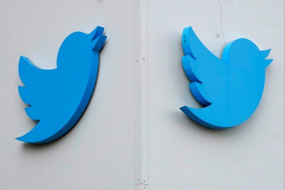 Logotipos de Twitter afuera de las oficinas de la compañía en San Francisco. (AP Foto/Jeff Chiu, Archivo)