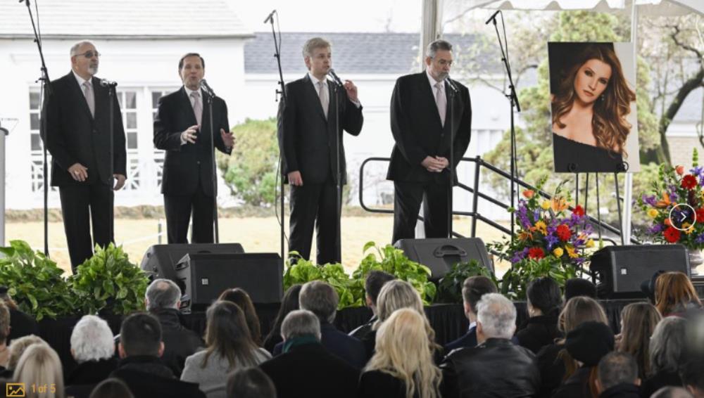El Blackwood Brothers Quartet canta durante una ceremonia fúnebre en honor de Lisa Marie Presley, el domingo 22 de enero de 2023, en Memphis, Tennessee. (AP Foto/John Amis)