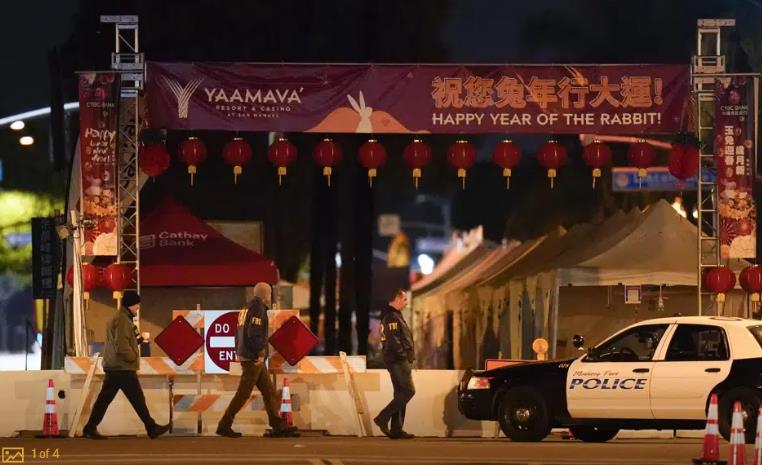 Agentes del FBI en el lugar donde ocurrió el tiroteo en Monterey Park, California, el 22 de enero de 2023. (Foto AP/Jae C. Hong)