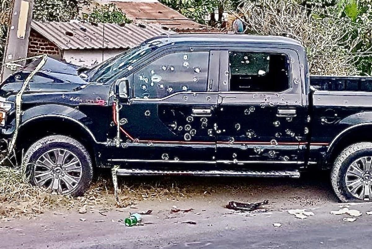 Al menos 2 niños, 2 mujeres y un hombre fueron ejecutados cuando viajaban en una camioneta Ford Lobo en color negro en la carretera federal Xalapa, en Veracruz, Veracruz. Foto: Twitter @amultigrafica