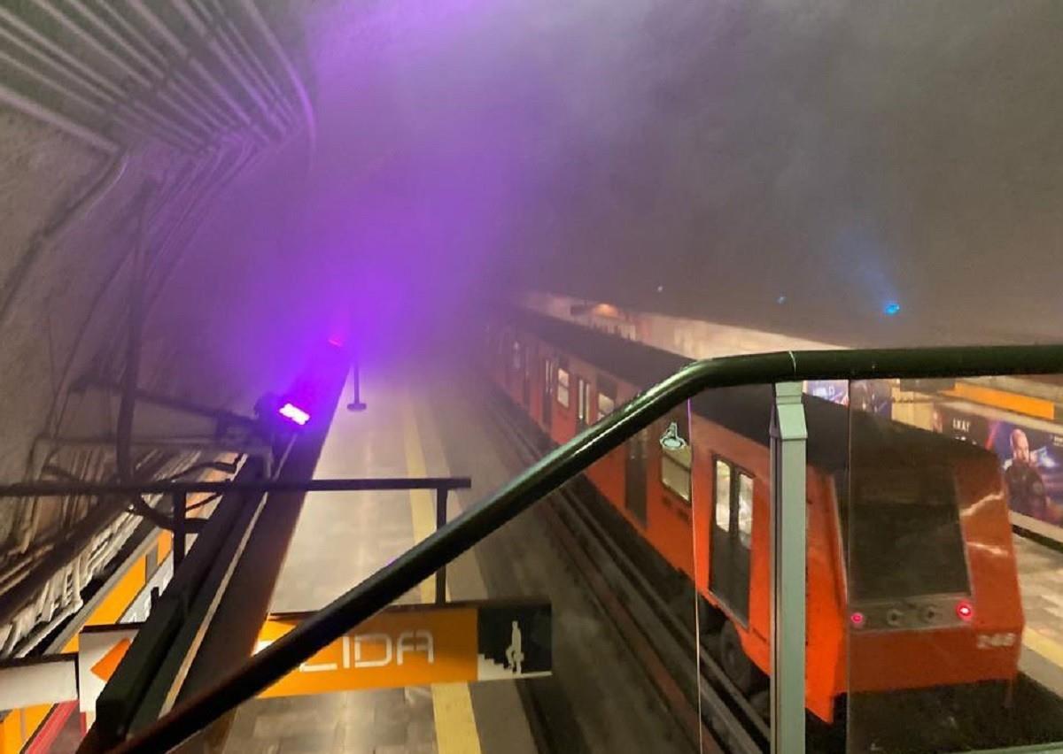 Se registró humo en la Estación Barranca del Muerto de la Línea 7 del Metro de la Ciudad de México. Foto: Twitter @GlodeJo07