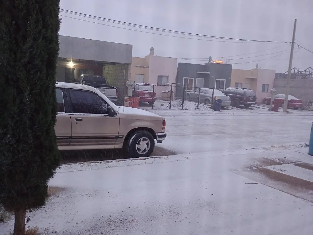 El municipio de Cananea, Sonora, se pinta de blanco ante la nevada ocasionada por el frente frío número 27 y la cuarta tormenta invernal de la temporada. Foto: Twitter @cepcsonora