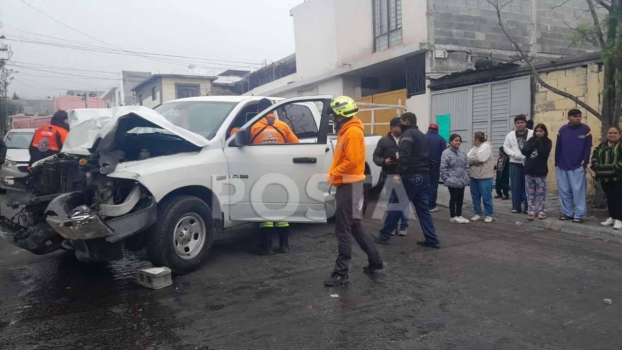 Impacta camioneta de PC Jaguares casa en la colonia Hacienda Santa Catarina