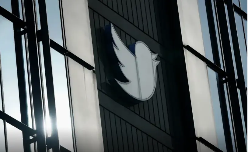 Un logotipo de Twitter afuera de las oficinas de la compañía en San Francisco, el 19 de diciembre de 2022. (AP Foto/Jeff Chiu, Archivo)