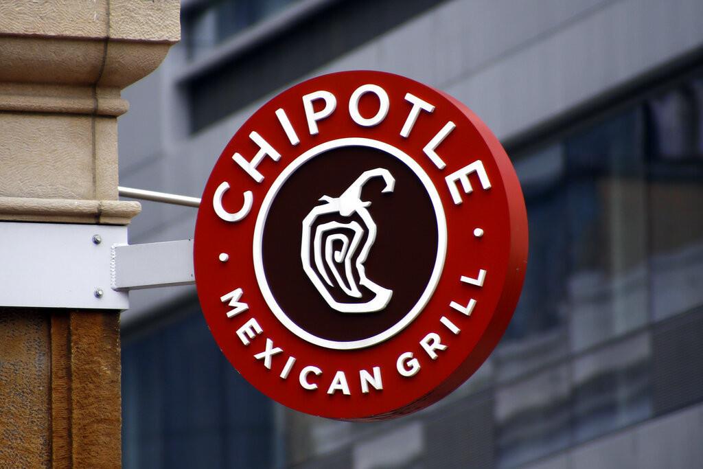 Un letrero de un restaurante Chipotle indica que ahí hay un establecimiento de la marca en Market Square, en Pittsburgh, el 8 de febrero de 2016.(AP Foto/Keith Srakocic, Archivo)