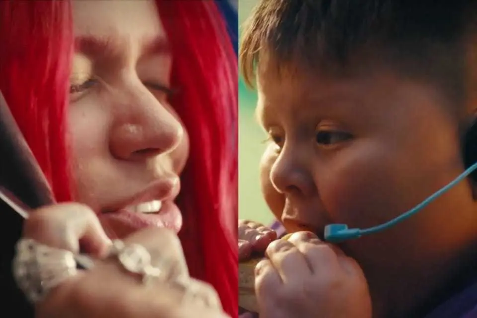 En el video, Iker trabaja en un centro de atención, al cual llama Karol G. Fotos: Capturas de video