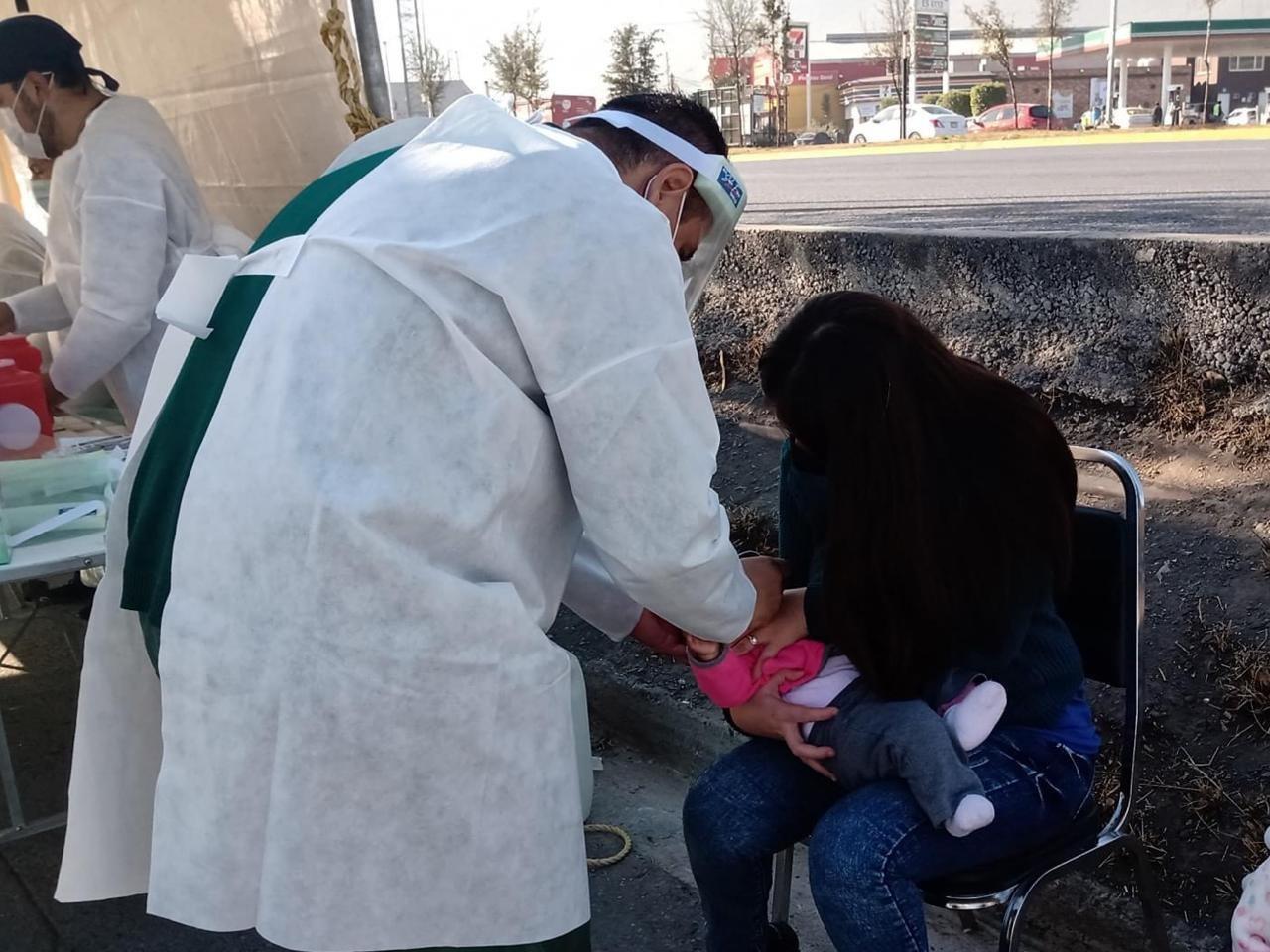 Con la aplicación de la vacuna se puede evitar complicaciones y muerte en los menores. Foto: Carolina León/Archivo