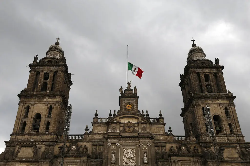 Durante los trabajos de reconstrucción de la Catedral que resultó dañada en el terremoto de 2017, los trabajadores encontraron en la cúpula central pequeñas cajas de plomo que contienen objetos religiosos, informó el gobierno el viernes 27 de enero de 2023