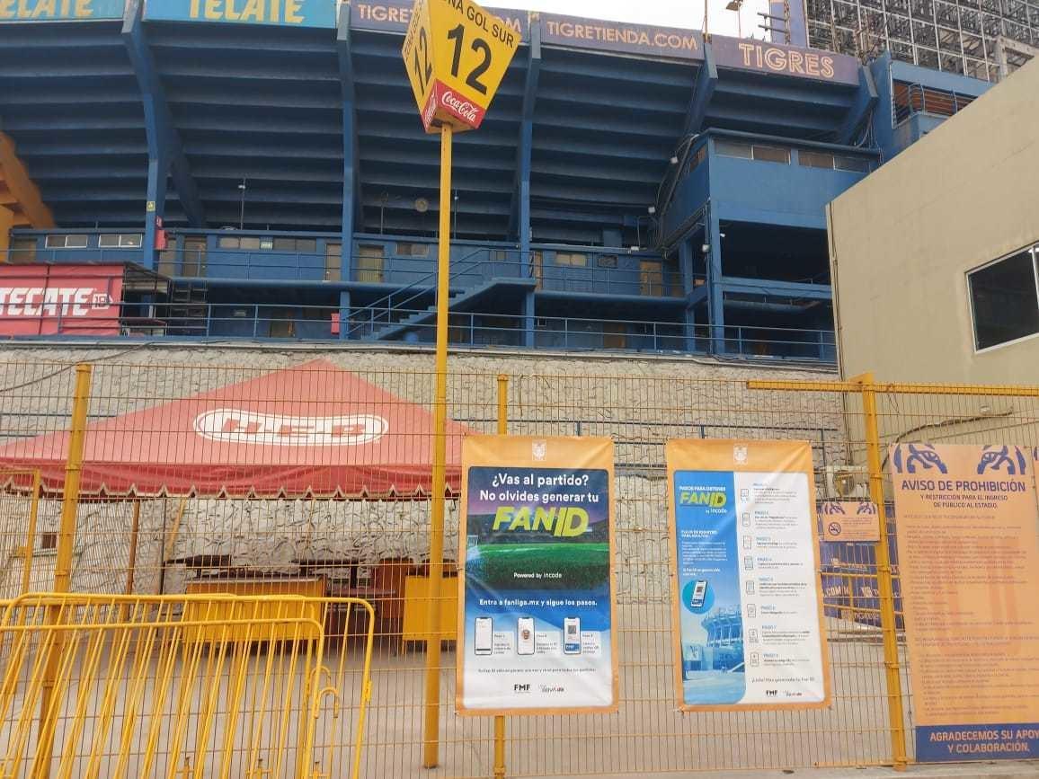 Tigres coloca mantas en El Volcán para que afición obtenga su Fan ID