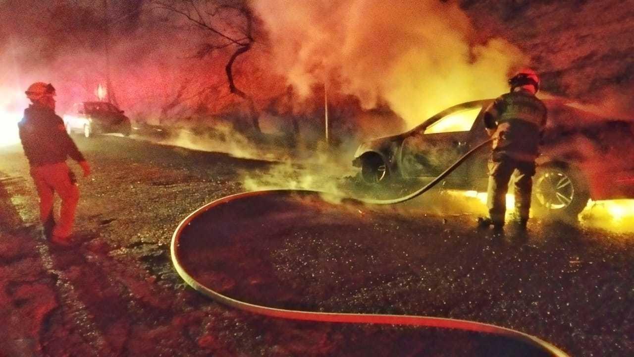 Controlan incendio de auto en San Jerónimo, en Monterrey