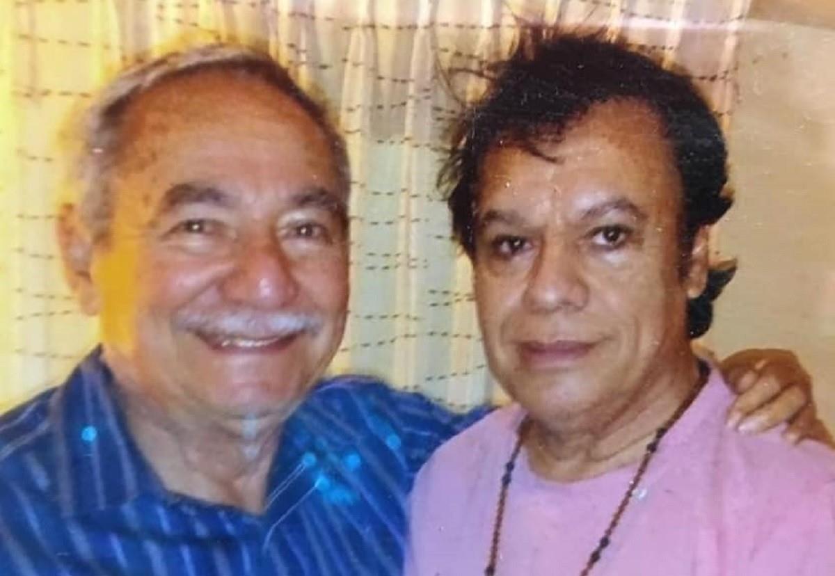 En vida, Pablo Aguilera Valadez, aseguraba que extrañaba mucho a su hermano el cantante Juan Gabriel. Foto: Facebook Cementerio de la Fama