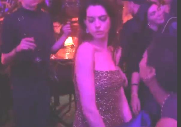 VIDEO: Cautiva Anne Hathaway las redes y se roba fiesta de Valentino