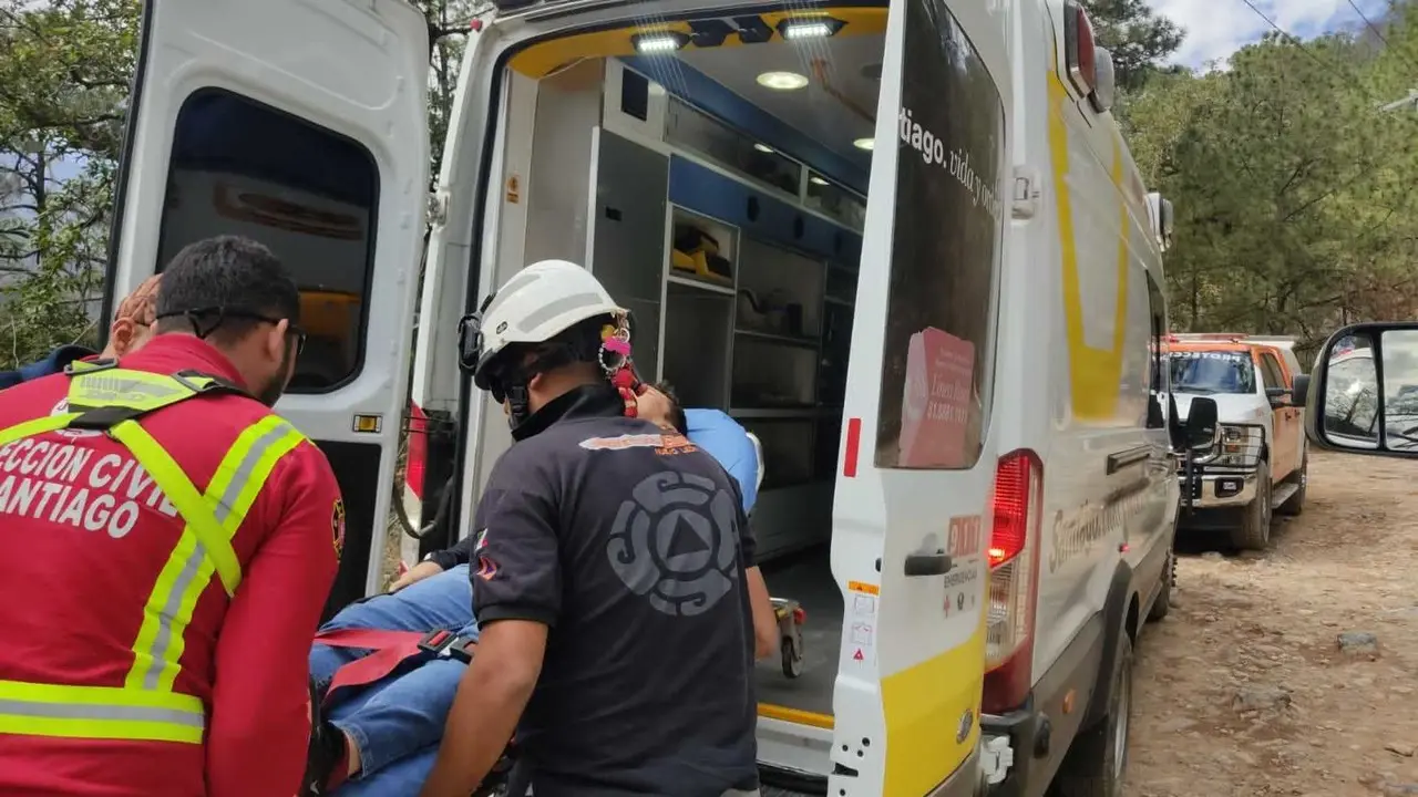 Un adulto y un menor salen lesionados al caer en barranco en las Adjuntas