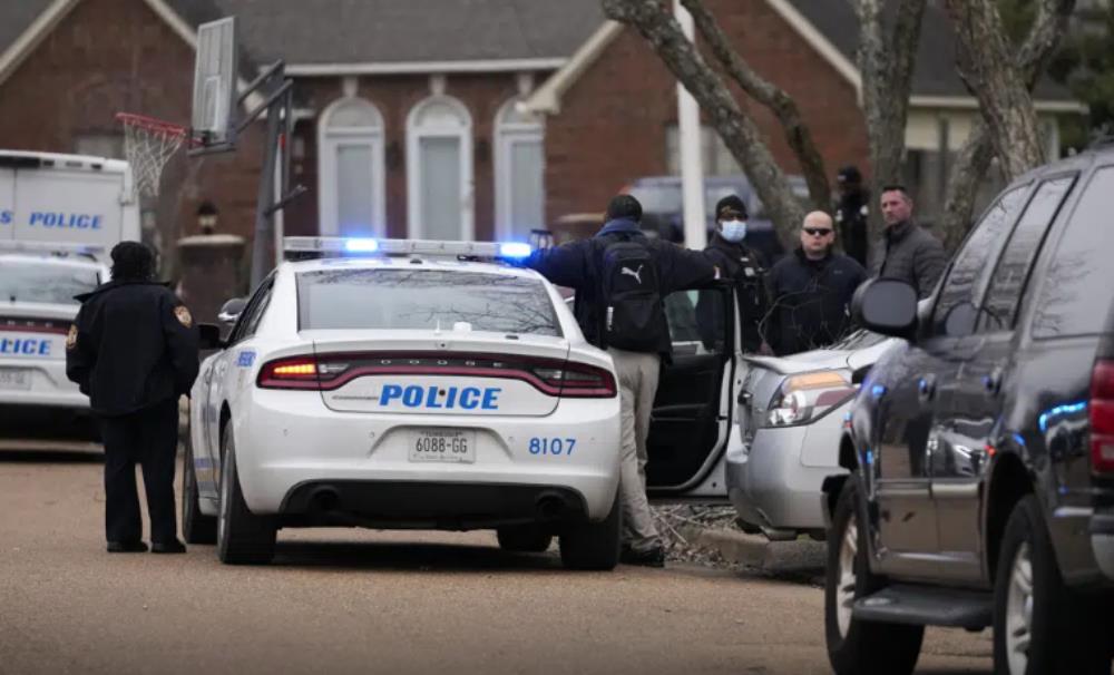 Policías trabajan en la escena de un crimen en Memphis, Tennessee, el martes 24 de enero de 2023. (Foto AP/Gerald Herbert)