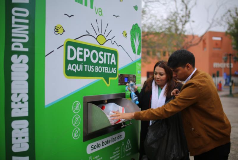 Monterrey instala máquina para reciclaje de plástico en Plaza Zaragoza